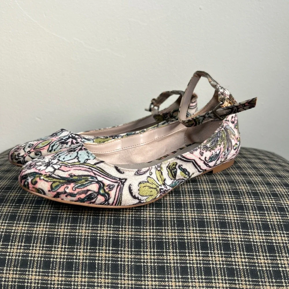 GUC Treasure & Bond Flats Ankle Strap Size 6.5M Multicolor Floral Tapestry